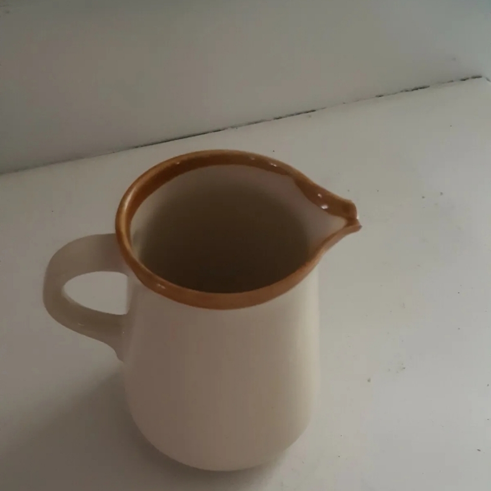 Ji L Conecr Est Korea Mini  Pichet or Creamer, beige 4X2.9 inches
